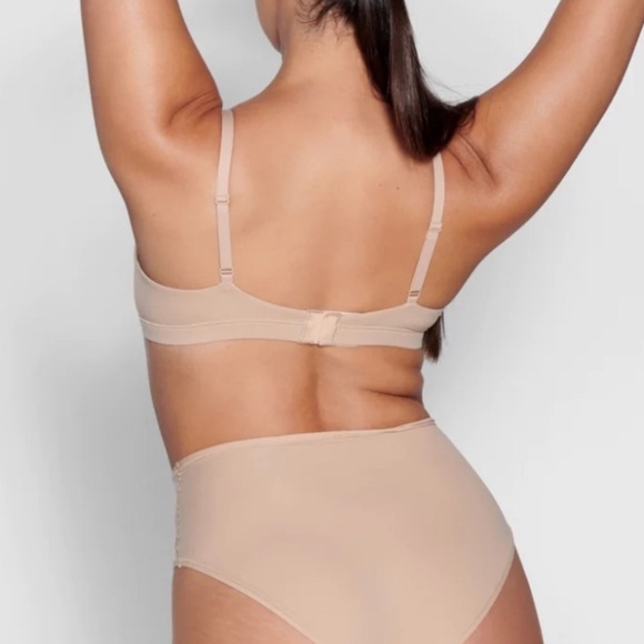 SKIMS FITS EVERYBODY CROSSOVER BRALETTE Color Clay Size XS NWT - Picture 6 of 7